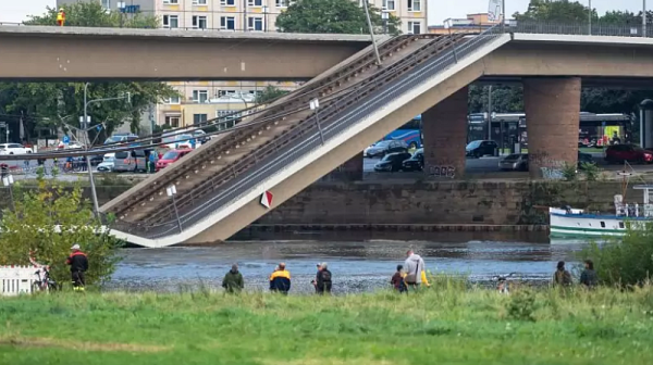 Важен мост в източногерманския град Дрезден частично се срути в река Елба