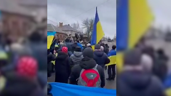 Жителите на Старобилск изпяха химна на Украйна пред руски танкове /видео/