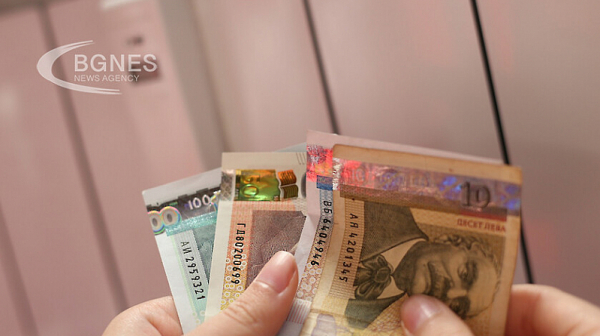Българите харчат депозитите си от банките в инфлацията