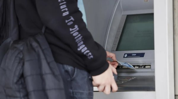 933 хиляди картови транзакции за първите 48 часа на новата валута