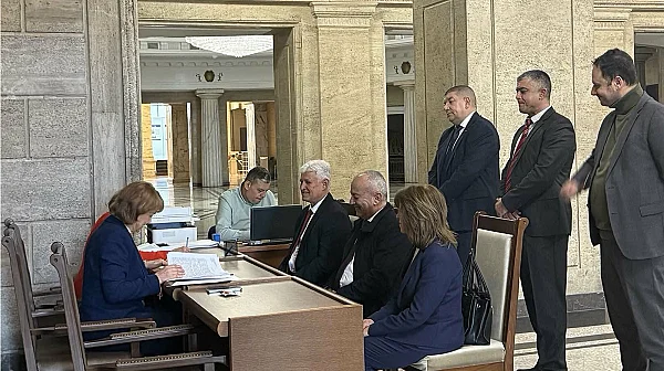 В отсъствието на Радев и без публичност: Кои партии влизат в „Прогресивна България“?