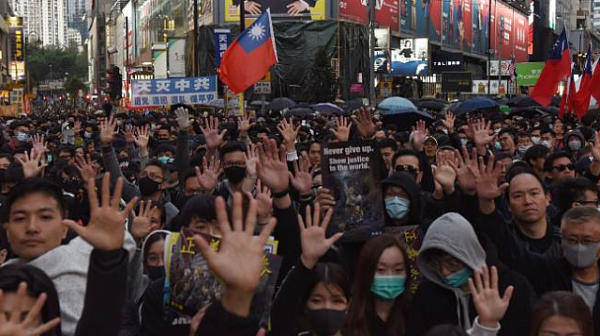 Отново протестите в Хонконг, задържаха 11 с оръжие преди началото им