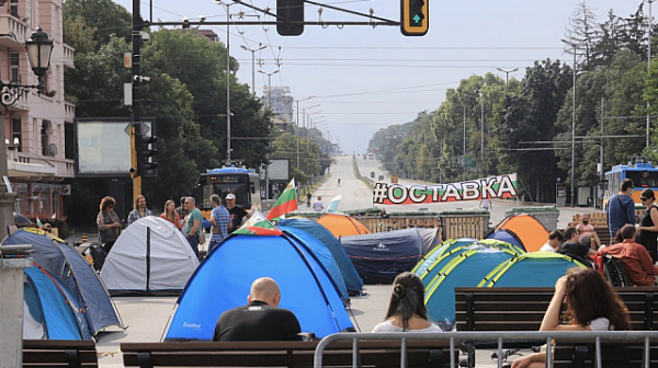 Остават блокадите в София, няма сериозни поражения от дъжда