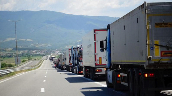 31 български тира се прибират от италианско-словенската граница