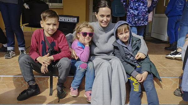 Анджелина Джоли е в Лвов. Вой на сирени я принуди да побегне към бомбоубежищата /видео/