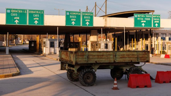Гръцките фермери блокират и пътища вътре в страната