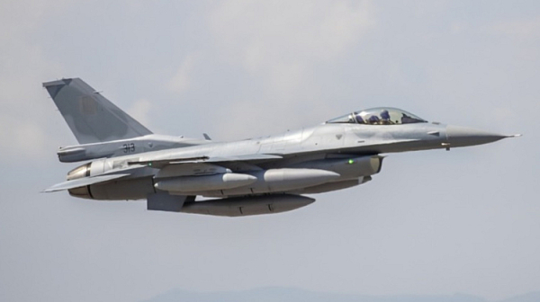 Внедряването на F-16 върви по план, инфраструктурата накуцва