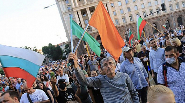 Neue Zürcher Zeitung:  В България протестират срещу угояването на „мафиотската държава“ с парите на ЕС