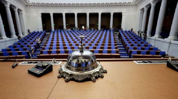 Парламентът решава дали МС и ДАНС ще контролират кой да купи „Лукойл