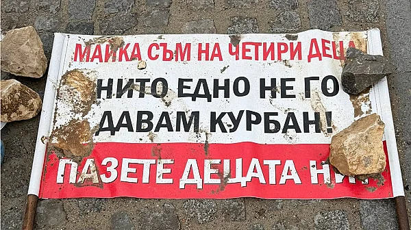 Близки на жертви на катастрофи блокират смъртоносният участък край Телиш