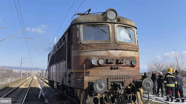 Пожар в локомотив на гарата в Калофер. Двама машинисти са пострадали