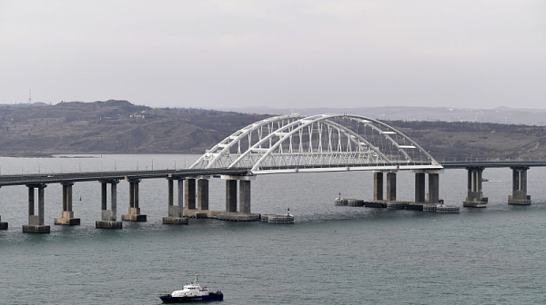 Украйна разследва новия руски жп мост до Крим