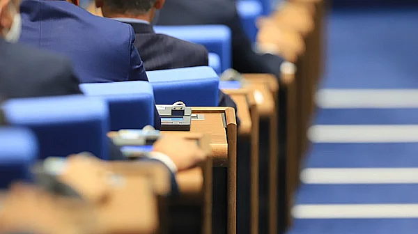 Разместване в парламента: Кои са депутатите с двоен избор?