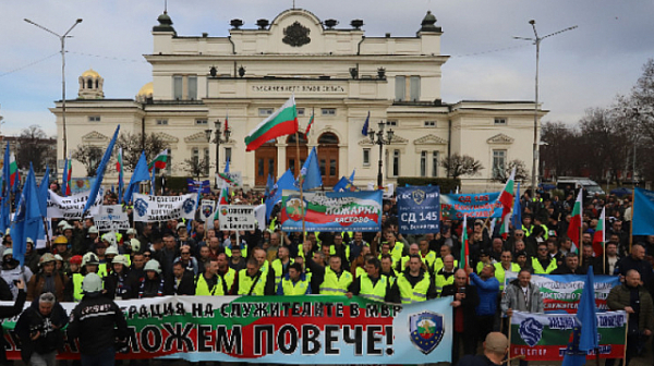 Надзиратели и полицаи излизат на протест в София