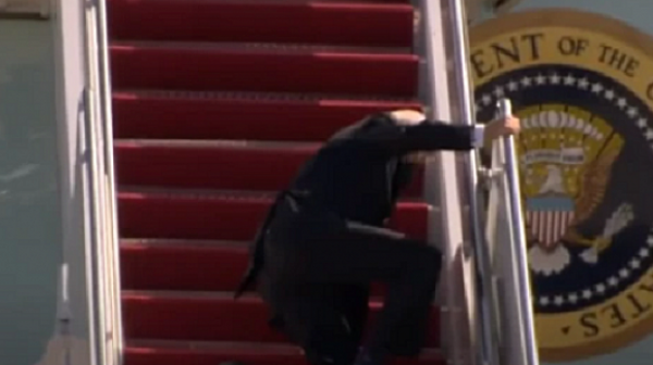 Президентът Байдън падна три пъти по стълбите на самолета си /видео/