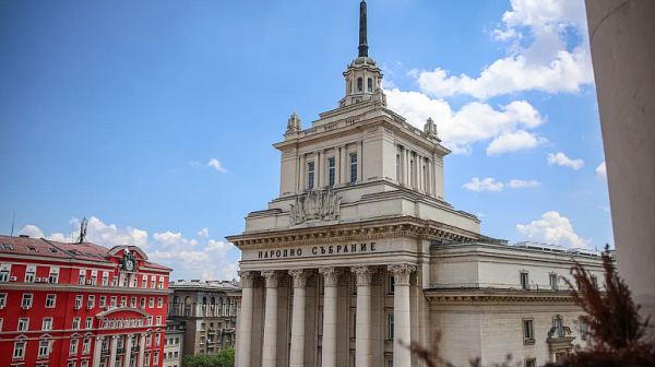 Парламентът отхвърли ветото на Радев върху закона за продажбата на „Лукойл“