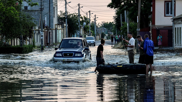 Русия обстрелва Херсон по време на евакуация на местни жители заради наводнението