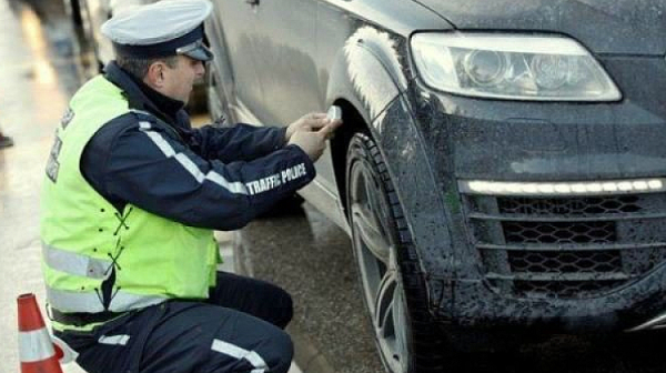 От днес КАТ глобяват за гуми