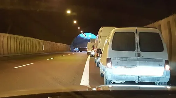 Полицията евакуира 60 чужденци от аварирал автобус в тунел „Траянови врата“