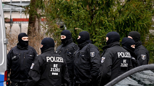 Берлинската полиция извърши обиски срещу феминистка група, обвинена във връзки с палестински терористи