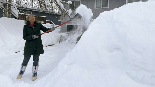 Рекорден снеговалеж в Аляска, натрупалият досега сняг е повече от 2,6 метра