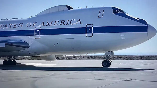 „Самолетът на Страшния съд“ излетя часове преди ултиматума на Тръмп към Иран