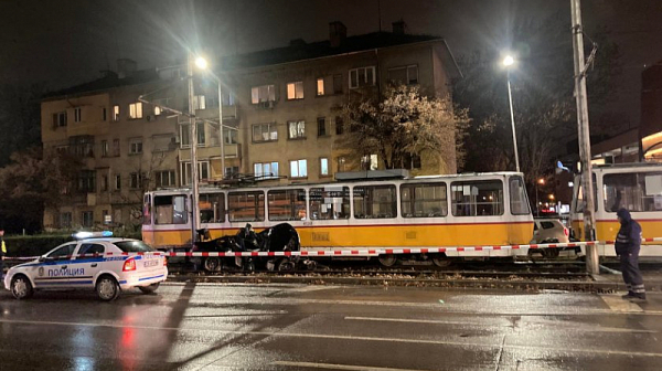 Трамвай и кола се сблъскаха на ”Ситняково” има ранен
