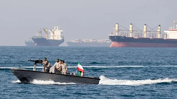 Флотилии малки лодки: Иран сменя тактиката в Ормузкия проток