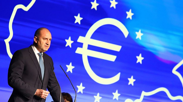 Не еврото, друга е целта на Радев с патетиката около референдума