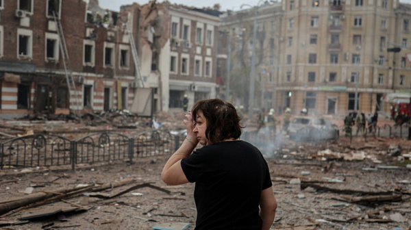 Планираща бомба на окупаторите порази жилищен блок в Харков, двама души и дете са убити