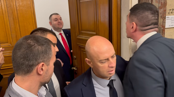 Ново дъно в НС: Мирчев дърпа Пеевски и го нарича „мафиот“ и „боклук“