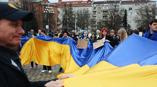 Протести „за“ и „против“ военна помощ за Украйна под прозорците на депутатите