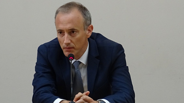 Просветният министър: Тежките програми демотивират учениците и те научават доста по-малко