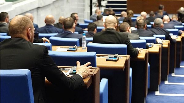 Бюджетът на ДОО за 2026 г. мина на първо четене сред спорове за реформи и процедура