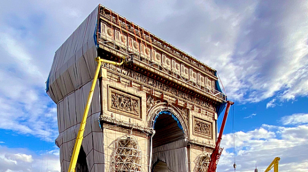 Разглобяването на Триумфалната арка в Париж /видео/