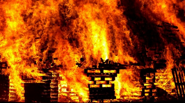 Голям пожар изпепели седем постройки в бургаското село Изворище