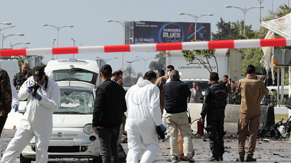 Атентат пред посолството на САЩ в Тунис - петима са ранени