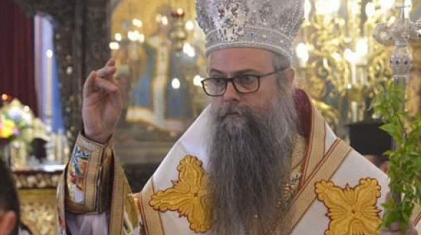 Пловдивският митрополит дарява дърва за селата Каравелово, Богдан и Слатина. Колата му още се движи със синя лапма