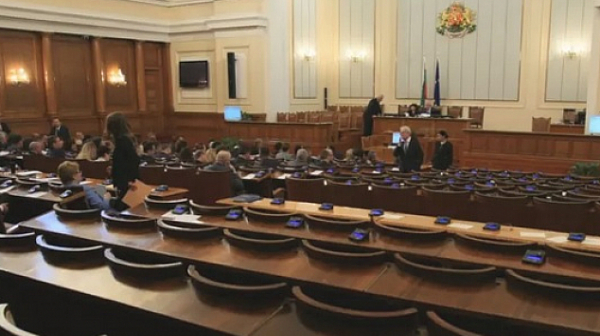 ГЕРБ, ДПС и БСП провалиха заседанието на парламента