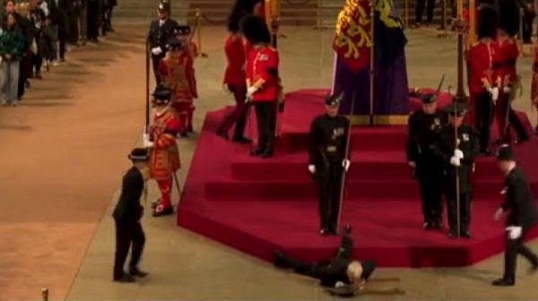 Кралски гвардеец припадна до ковчега на Елизабет II /видео/