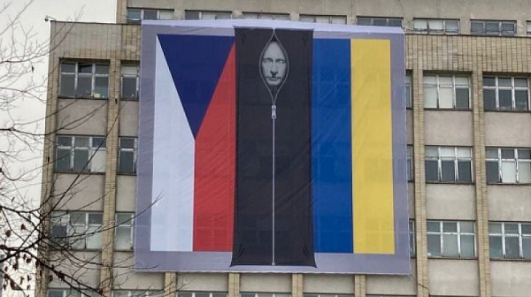 Чешкото МВР сложи на сградата си плакат на Путин като труп