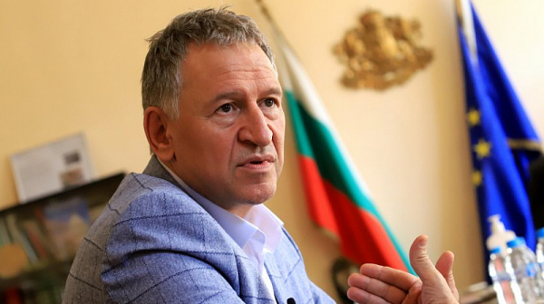 Министър Кацаров заплаши с пълно затваряне, ако мерките не се спазват