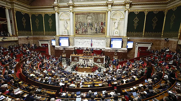 Затягане на коланите: Франция трябва да реже разходи, за да запълни дупката в хазната