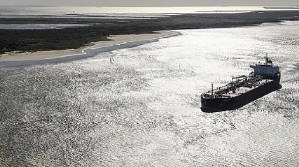 Петролът поевтиня след скока, пазарите чакат развръзка между САЩ и Иран