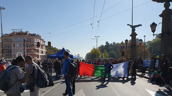 Футболни запалянковци  от „Люлин“ се насочват към протестиращите от „Орлов мост“