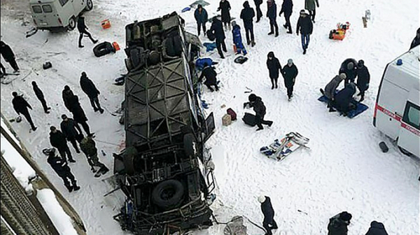 Южен Сибир: Автобус падна в замръзнала река, загинаха 19 души