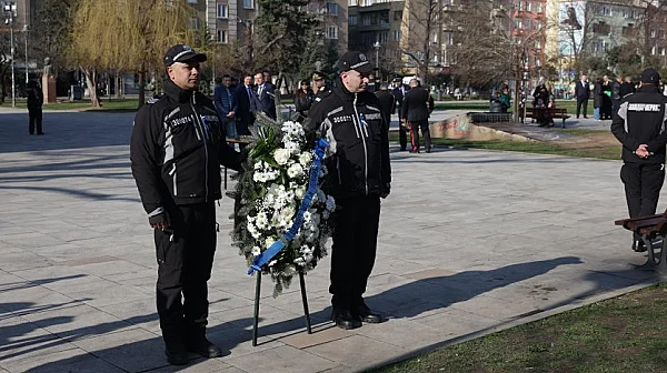 МВР почете загиналите полицаи с едноминутно мълчание и включени светлини