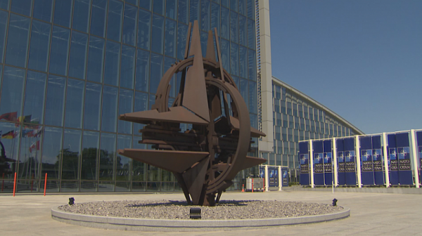 Флагът на Финландия бе издигнат на тържествена церемония в щаб-квартирата на НАТО в Брюксел