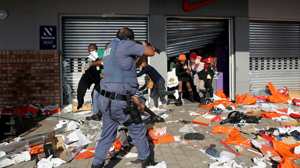 Над 70 души загинаха при размирици в ЮАР