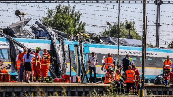 Сблъсък между влак и автобус в Чехия. Десет души са пострадали